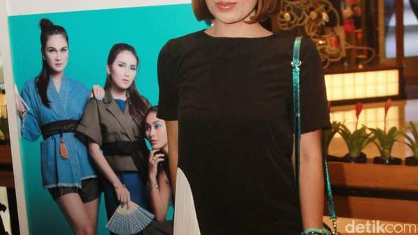 Pose Centil Ayu Dewi Pose Centil Ayu Dewi