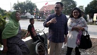 Sudirman mengenalkan istrinya ke tetangga di desa.