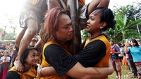 Terlihat ekspresi para waria saat mengikuti panjat pinang.