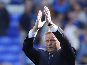 Pohon Natal Ronald Koeman Kok Merah Sekali?