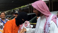 Tidak ada rasa amarah atau pun dendam yang tersirat dari dai kondang Syeikh Ali Jabber setelah bertemu dengan 3 pelaku yang mencuri mobilnya. Syeikh Ali Jabber justru menasihati ketiganya agar bertaubat dan kembali ke jalan yang benar.