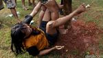 Waria Ikut Lomba Panjat Pinang