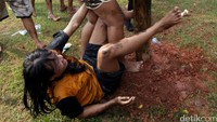 Tampak seorang waria terjatuh, saat gagal memanjat.