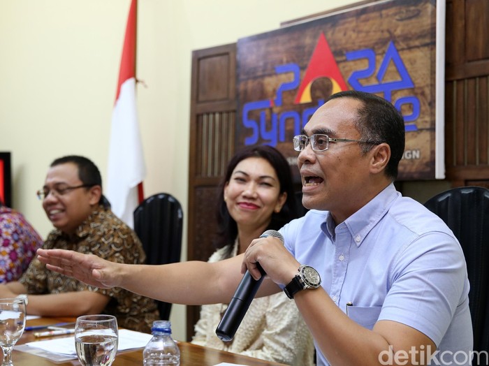 Guru Besar Hukum Internasional UI Hikmahanto Juwana dalam diskusi Warga Tanpa Warga Negara di kantor Para Syndicate, Jakarta, Jumat (19/8/2016)