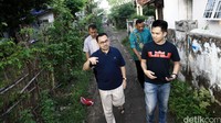 Sudirman berkeliling untuk bersilaturahmi dengan tetangga di sekitar rumahnya.