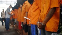 Para tersangka ini diketahui telah melakukan aksinya di 20 TKP. Kendaraan hasil curian komplotan ini kemudian dijual ke seorang penadah yang berada di Lampung.