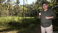 Sudirman mengatakan Brebes adalah salah satu kabupaten di Jawa Tengah yang perkembangannya lambat. Level pendidikan masyarakat Brebes terbilang rendah dan banyak mengirimkan tenaga kerja tidak terampil ke luar daerah, seperti ke Timur Tengah, Malaysia, Hong Kong, dan sejumlah negara lainnya.