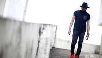 Saat ini, Rayen memang sudah terikat kontrak dengan sebuah label musik, Halo Entertainment Indonesia