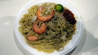 Traveler bisa juga mencoba kuliner Chinese Food yang sedap seperti Mie ini. Untuk lebih amannya, traveler muslim silakan memesan yang ada seafoodnya untuk menghindari memakan yang tidak halal. Wajib dicoba bila liburan ke Singapura! (Wahyu/detikTravel)