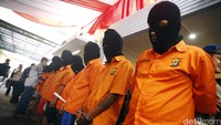 Para tersangka ditunjukan kepada wartawan.