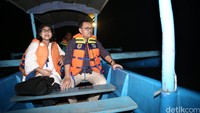Dalam kegelapan malam, Sudirman Said dan Astried Swastika melihat-lihat hutan mangrove hasil kerja warga desa selama 10 tahun tersebut.