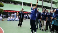 Ketua MPR Zulkifli Hasan menyapa para siswa dengan yel-yel SMA 68 Hebat.