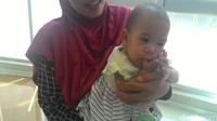 Tak bisa dipisahkan dari saudari kembarnya, pasca operasi Saqira tetap ditempatkan di ruang ICU anak. Menurut dokter, alasan ini mengacu pada faktor psikologis Saqira dan Safira sebagai saudara kembar. (Foto: Ajeng/detikHealth).
