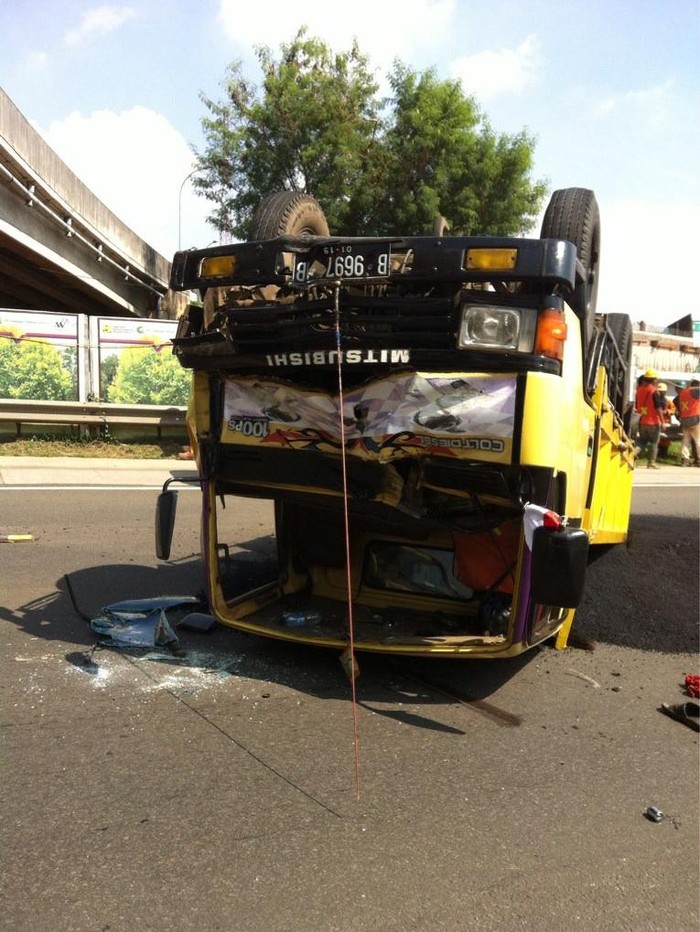 Ada Truk Terbalik, Tol Jagorawi Arah Jakarta Macet 2 Km