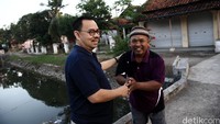 Sudirman selalu menyalami setiap warga yang ditemuinya.