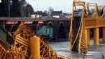 Jembatan Ambruk, Kereta Terjun ke Sungai