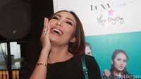 Ayu mencoba bergaya dengan satu tangan mengusap pipi layaknya model-model di majalah fashion.