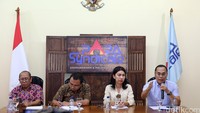 (kiri-kanan) Peneliti LIPI Ikrrar Nusa Bakti, peneliti Para Syndicate Ari Nurcahyo, Tim Advokasi Indonesia Diaspora Mey Hasibuan dan Guru besar Hukum Internasional FH UI Hikmahanto Juwana dalam diskusi di kantor Para Syndicate.