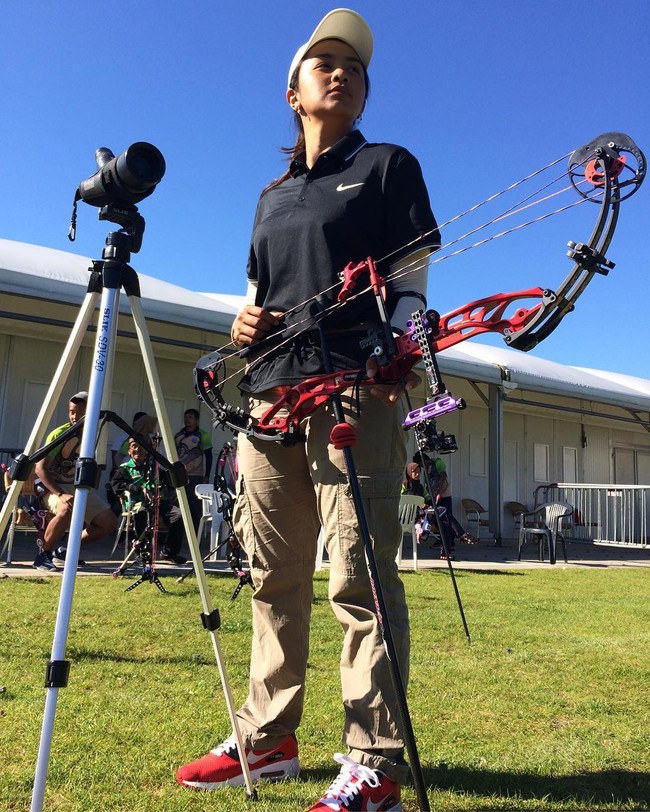 Dinda yang juga merupakan brand ambassador kosmetik Marina mulai masuk ke tim nasional pada 2007. Momen terbaik bagi Dinda bukanlah saat dirinya mendapatkan medali emas, tetapi saat dirinya berhasil bangkit dan berjuang untuk bisa mencapai hasil yang bagus saat ia tengah terjatuh. Foto: Instagram Dellie Threesyadinda