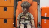 Foto seorang bocah berusia 5 tahun asal Suriah bernama Omran Daqneesh yang diselimuti debu dan darah setelah dievakuasi dari sebuah gedung yang meledak menjadi viral setelah diposting ke media sosial. Mahmoud Rslan/Reuters