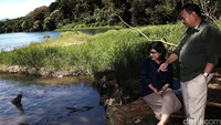 Sudirman Said dan istrinya melihat sebuah kolam yang penuh ikan saat mengunjungi kampung halamanya di Brebes, Jawa Tengah, Kamis (11/8/2016).