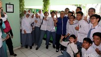 Ketua MPR Zulkifli Hasan berfoto bersama siswa-siswi SMAN 68 Jakarta.