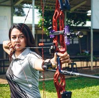 Wanita yang akrab disapa Dinda ini berprestasi di kancah olahraga panahan baik nasional maupun internasional. Ia mengharumkan Indonesia di ajang Sea Games 2013 yang diselenggarakan di Myanmar dengan membawa medali emas. Foto: Instagram Dellie Threesyadinda