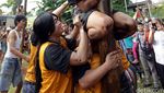 Waria Ikut Lomba Panjat Pinang