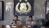 Kesemuanya itu ada kabel enam jalur, lima konektor baterai, rangkaian switching geser terangkai dengan konektor baterai, dan tiga potongan pipa paralon yang salah satu ujungnya telah disumbat dengan potongan sandal.