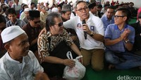 Ketua Umum DPP PAN Zulkifli Hasan meninjau kegiatan bakti sosial PAN di Cipinang Muara, Jakarta Timur, Jumat (19/8/2016).