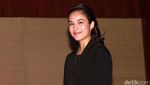 Gaya Chelsea Islan dengan Busana Serba Hitam