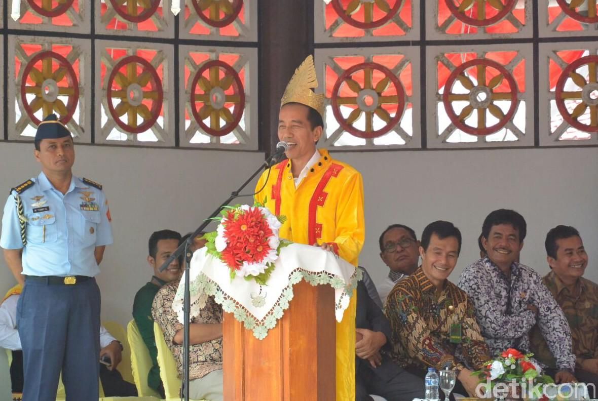 Presiden Joko Widodo (Jokowi) di Nias Presiden Joko Widodo (Jokowi) di Nias