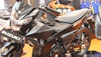 Suzuki menilai Suzuki All New Satria F150 Black Predator yang eksklusif cocok dengan gaya pengendara berjaket dan bersepatu kulit hitam yang elegan maupun berpakaian trendi dan kasual. Foto: Dadan Kuswaraharja