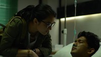 Headshot mengangkat cerita tentang seorang pria yang telah lama koma dan dirawat oleh mahasiswi kedokteran bernama Ailin (Chelsea Islan) hingga akhirnya si pria sadar namun lupa akan identitas dirinya dan dinamain Ishmael (Iko Uwais) oleh Ailin. (Dok. Mo Brothers)