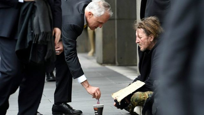 Beri Uang pada Pengemis, PM Australia Picu Perdebatan