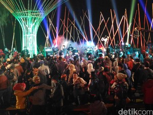 Wisatawan Antusias Menonton Jazz Gunung Bromo 2016
