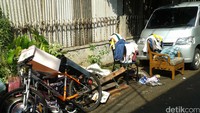 Saat banjir, warga tidak mengungsi. Warga hanya berdiam diri di rumah dan menyelamatkan barang-barangnya.
