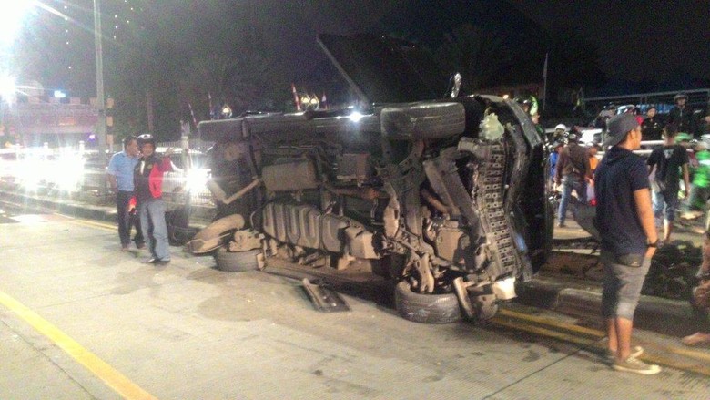  Kecelakaan  di Underpass Pondok Indah Alphard  Ringsek