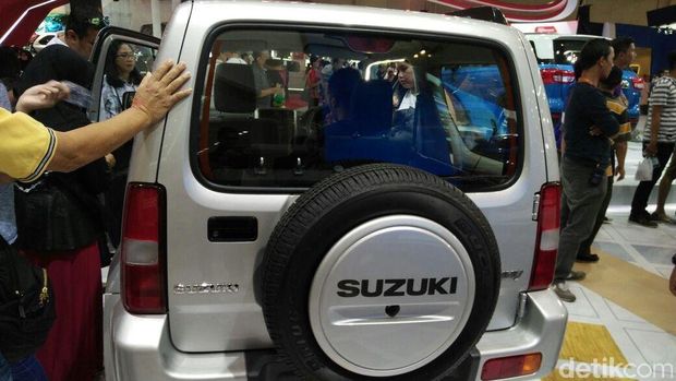 Pengunjung pameran Gaikindo Indonesia International Auto Show (GIIAS) 2016 melihat-lihat Jimny