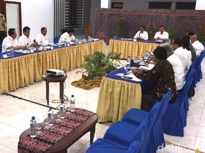 Presiden Jokowi Pimpin Rapat Bahas Poros Maritim di Tepi Danau Toba