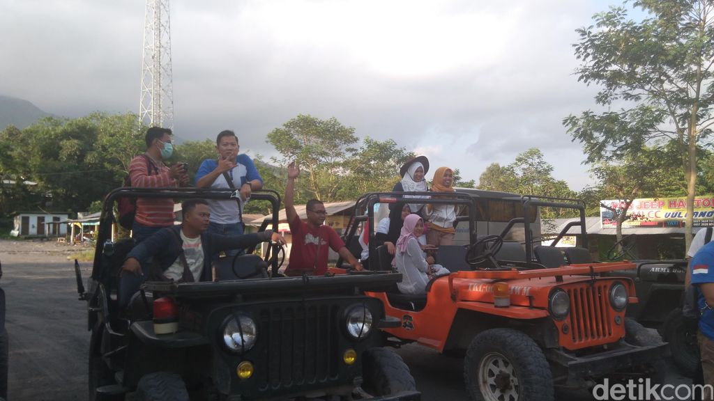 Lima jeep berkonvoi melintasi jalur ekstrem dengan jalan yang rusak bergelombang dan sempit Para personel Jikustik pun harus memegang erat kedua