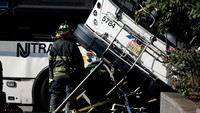 Bus New Jersey Transit rute Newark - Dunellen ditabrak bus New Jersey Transit rute Irvington - Clifton, yang membawa 20 penumpang. REUTERS/Eduardo Munoz.