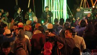 Dinginnya malam tak terasa lewat lantunan musik jazz yang dibawakan dari para musisi.