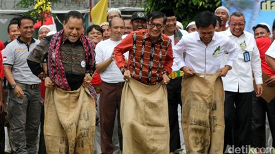 Menkum HAM Lomba Balap Karung di LP Cipinang