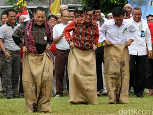 Menkum HAM Lomba Balap Karung di LP Cipinang