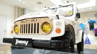 Mobil Jimny generasi pertama ini dimiliki oleh Fajar Kurniawan. Dia menjaga mobil Jimny yang ia miliki sejak 1999 hingga sekarang. Foto: Rangga Rahadiansyah.