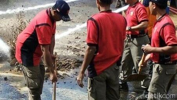8 Jam Longsoran Dibersihkan, Jalur Kampak-Munjungan Kembali Normal