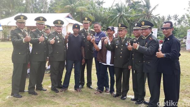 Eks separatis dengan Pangdam Mayjen Doni Monardo dan perwira Kodam Pattimura