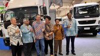 Pembeli adalah pemilik perusahaan yang membeli kendaraan komersial produk otomotif Tata Motors lebih dari satu untuk menunjang usahanya. Pool/Tata Motors.