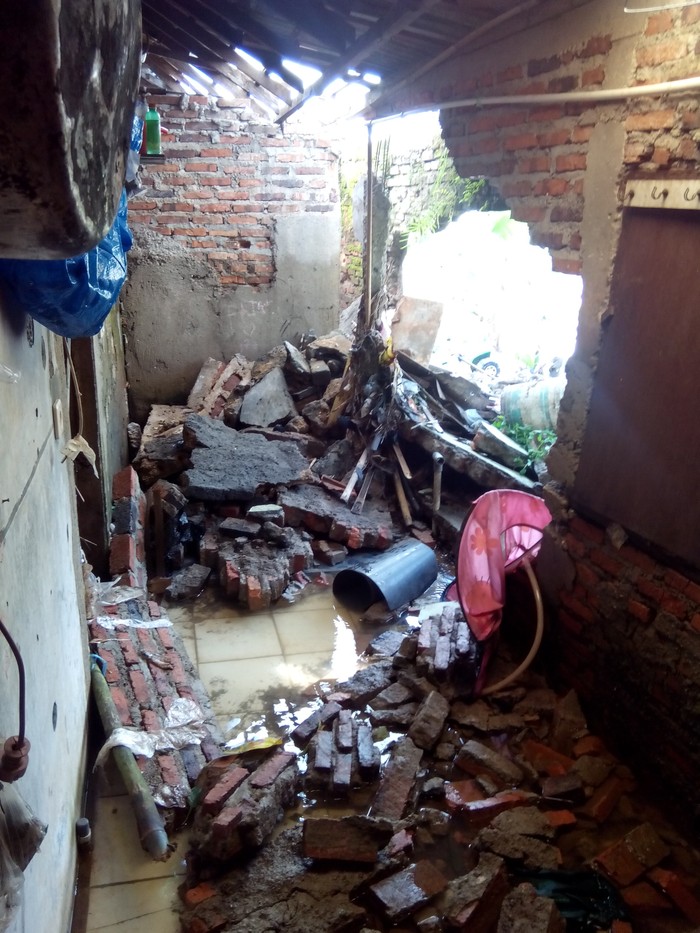 Banjir di Pondok Labu, 3 Tembok Rumah Warga Jebol dalam Semalam